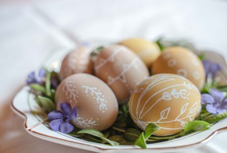 Talerzyk z jajkami w skorupkach malowane białą farbką.