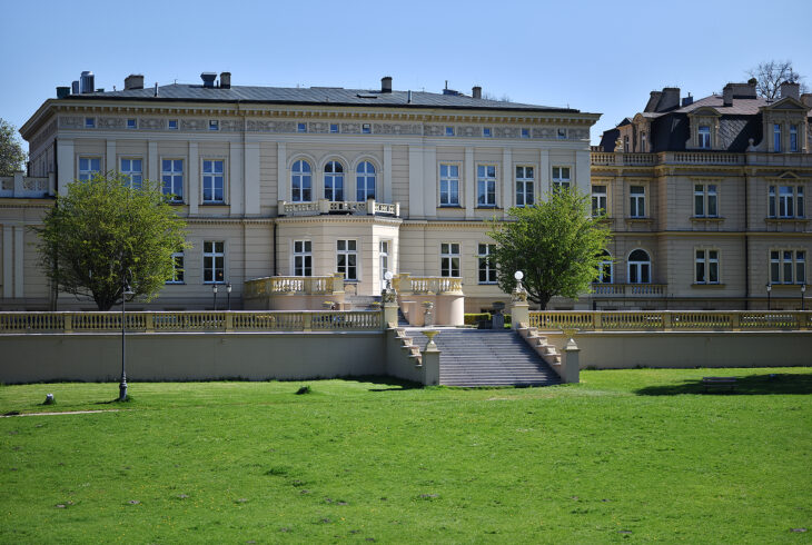 Widok pałacu od strony parku.